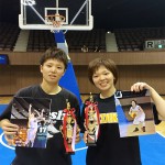 受賞した横井選手(右)と中川あゆみ選手(メディセオ)