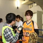 新潟アルビレックス戦　試合後インタビューに応える横井主将